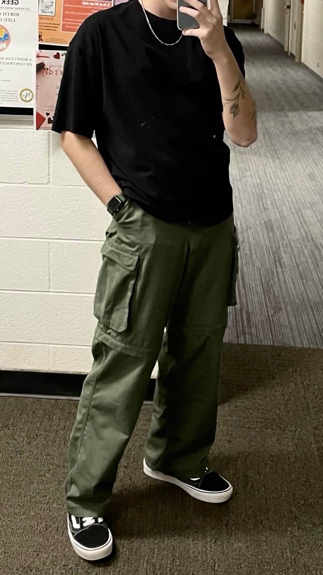 Army-green baggy cargo pant